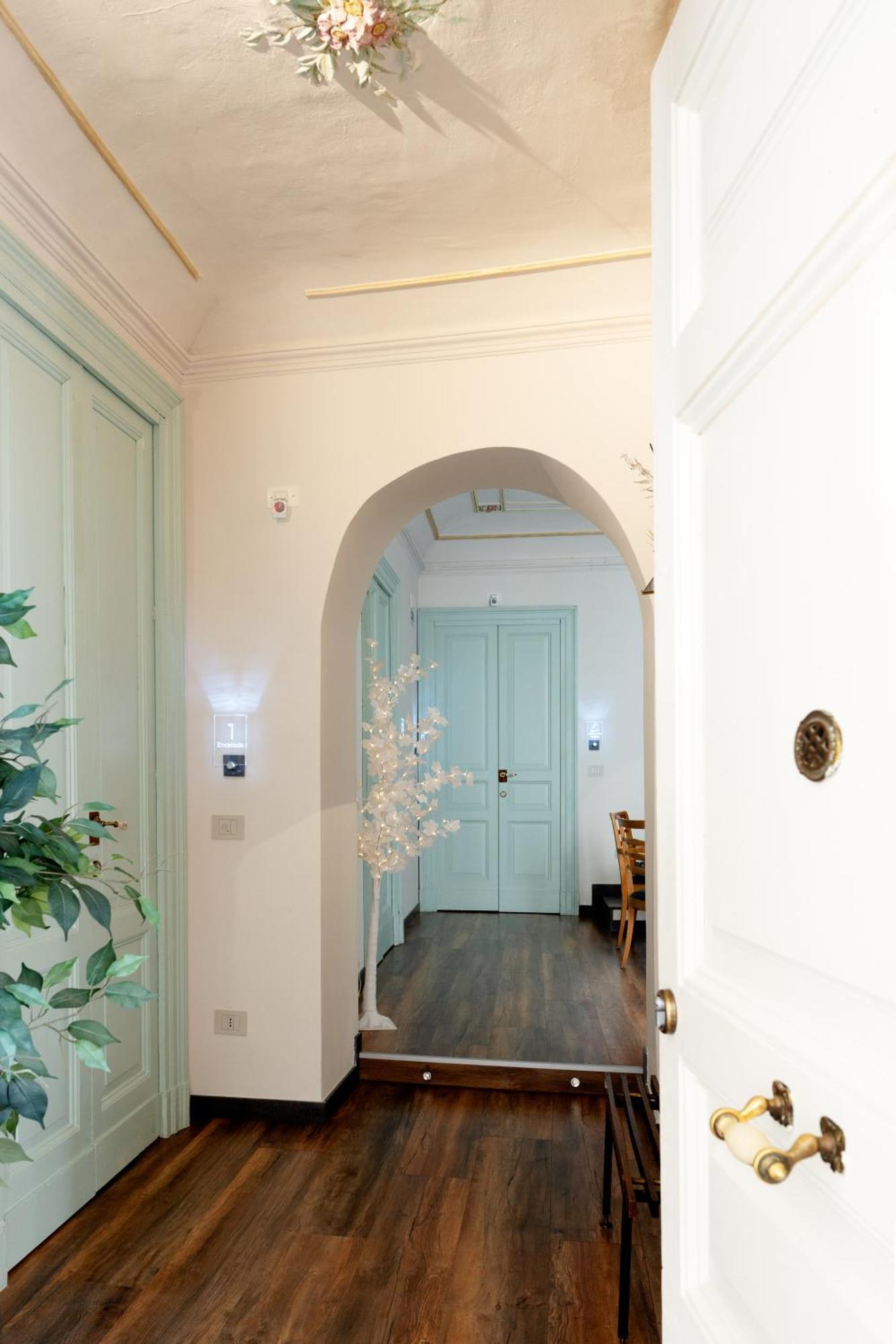 Holiday Lux Boutique Room Катанія Екстер'єр фото
